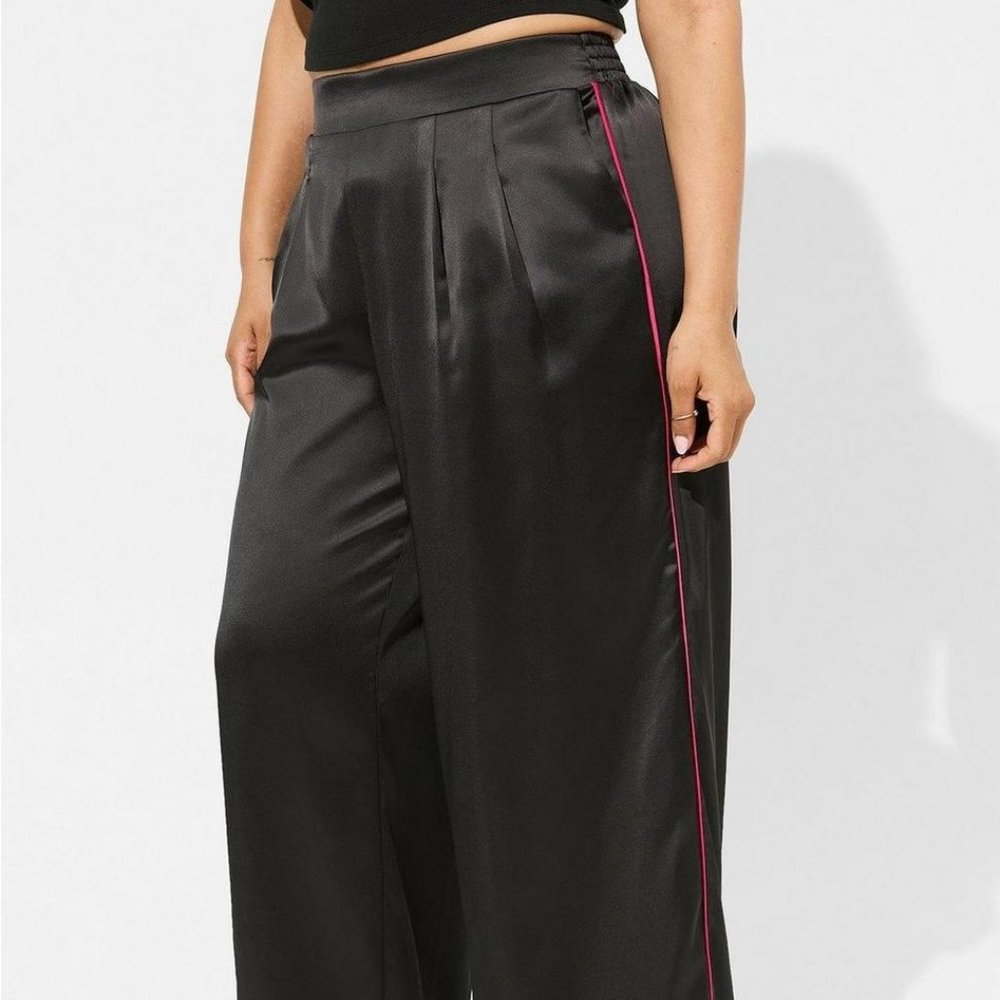 Torrid - Wide Leg Satin High Rise Pant in Deep Black - Picture 6 of 9